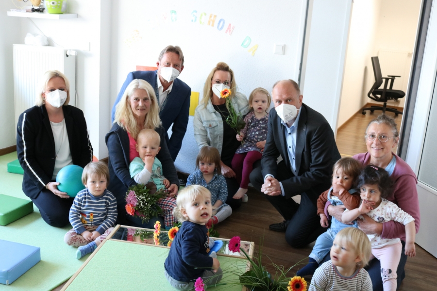 Ein Dankeschön von Herzen richteten Andrea Sonnenberg (Kreisjugendamt, l.), Günther Uhrmeister (Leiter Kreisjugendamt), Simone Böhmer (Gleichstellungs- und interne Familienbeauftragte des Kreises Paderborn) und Landrat Christoph Rüther (v.l.) an die beiden Erzieherinnen Marion Zehbe (2.v.l.) und Angela Zeilenberger Mussa So (beide Kindertagespflege „Kreishäuschen“, r.).